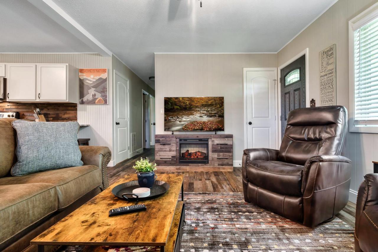 Вилла Modern Pigeon Forge Gem Near Dollywood, Gatlinburg & Smokies - 2 Mins To Pkwy & Strip, Hot Tub, Fire Pit, Cable, Hi-Speed Wifi Экстерьер фото